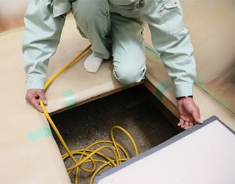 点検口（キッチンにある床下収納庫など）のふたを開けて地面の状態を確認