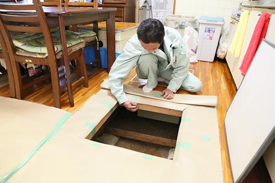 養生シートを敷く様子